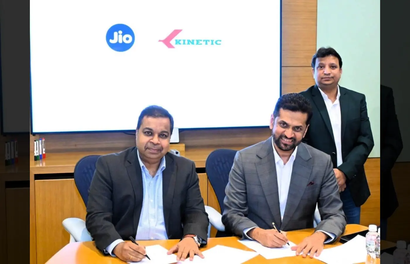 Kinetic EVs with Jio